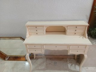 Escritorio antiguo blanco con cajones