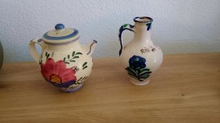 Jarra y tetera decorativas pintadas a mano