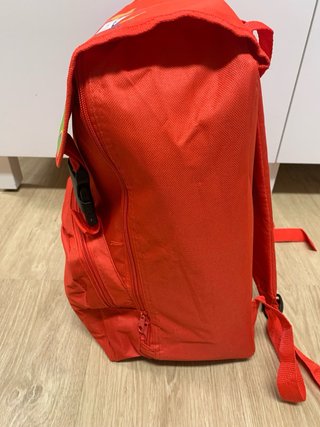 Mochila escolar roja con dibujos a estrenar