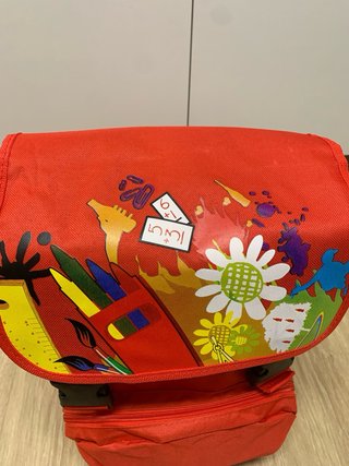 Mochila escolar roja con dibujos a estrenar