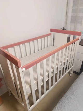 Cuna bebé blanca con detalles rosas