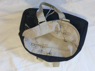 Bolso de mano negro y beige