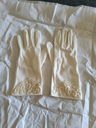 Guantes de novia con bordado.