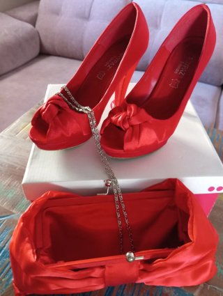 Cjto.Zapatos y Bolso Fiesta Satén Rojo. 10cm x15€