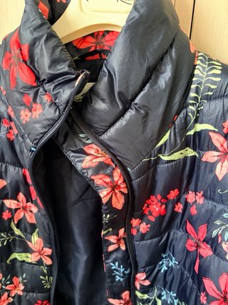 Plumífero ligero Miss Ro floral azul y rosa