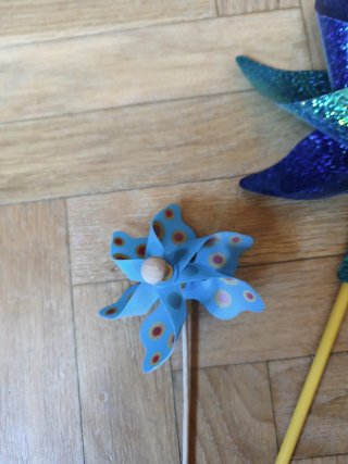 Molinetes de viento azules brillantes