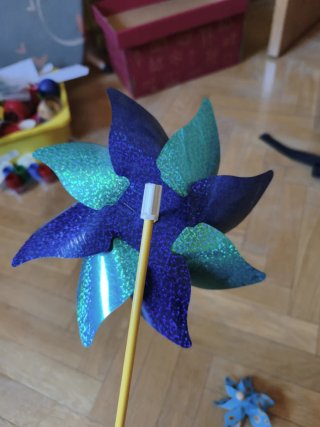 Molinetes de viento azules brillantes