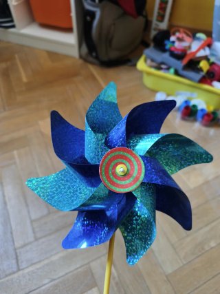 Molinetes de viento azules brillantes
