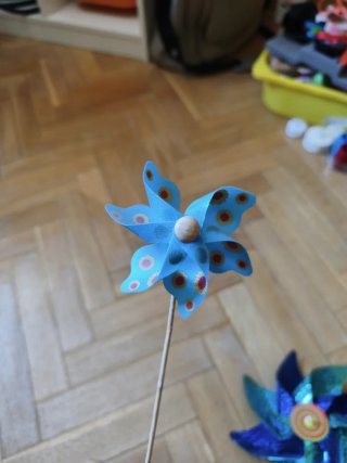 Molinetes de viento azules brillantes