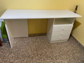 Mesa escritorio blanca con cajones