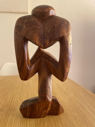 Figura Decorativa Madera Hombre Pensando