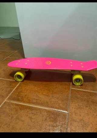 Patineta rosa con ruedas amarillas