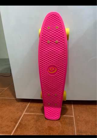 Patineta rosa con ruedas amarillas