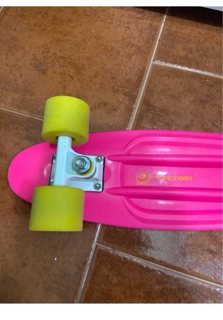Patineta rosa con ruedas amarillas