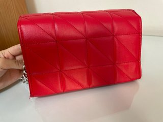 Bolso rojo con cadena plateada