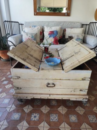 Mesa baúl rústica madera decapada blanca.
