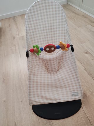 Hamaca BabyBjörn con funda Minicotton y juguete.