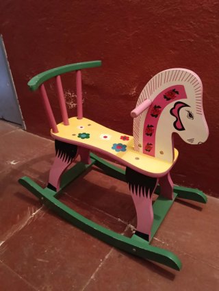 Caballo balancín de madera infantil