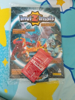 Album de cromos de inviZimals con cromos