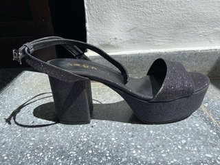 Tacones negros brillo