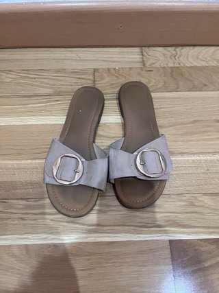 Sandalias Beige con Hebilla Dorada