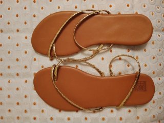 Sandalias planas doradas