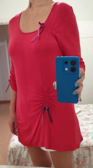 Camiseta larga roja con lazos