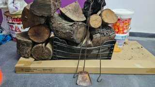 Leña de encina (20kg) + 3 utensilios chimenea