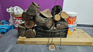 Leña de encina (20kg) + 3 utensilios chimenea