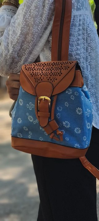 Mochila GAVI azul y marrón con flores