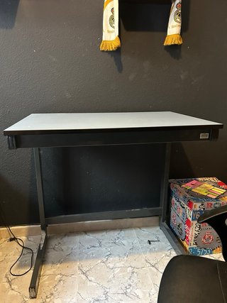 Mesa de estudio metálica y madera