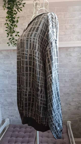 Blusa Benetton Estampada Gris y  blanco