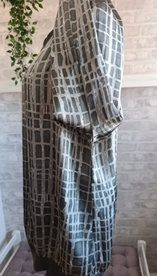 Blusa Benetton Estampada Gris y  blanco