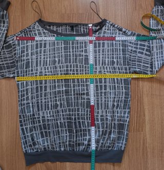 Blusa Benetton Estampada Gris y  blanco