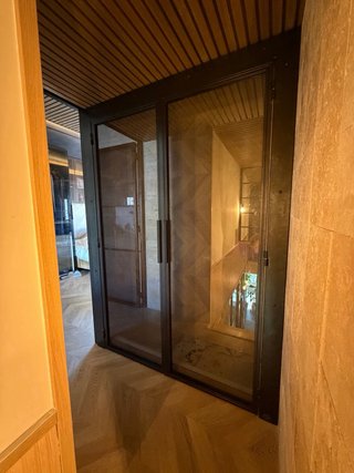 Puerta abatible de cristal y hierro a medida.