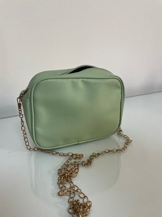 Bolso verde crema con cadena dorada