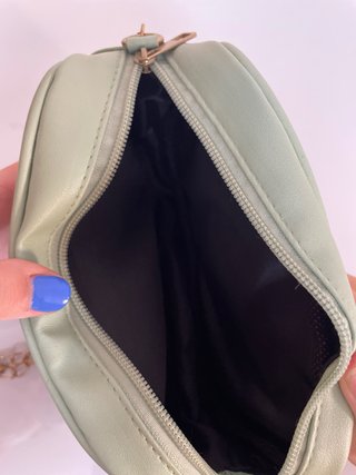 Bolso verde crema con cadena dorada