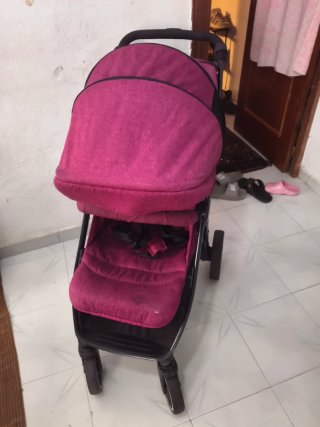 Carrito de bebé morado