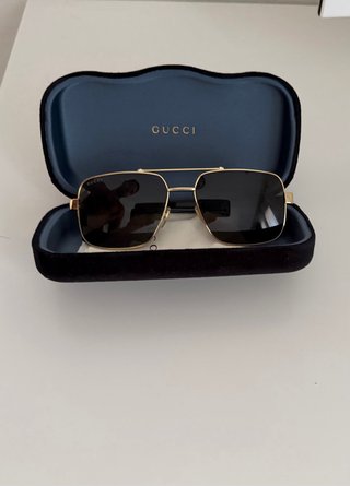 Gafas de sol Gucci doradas y negras