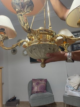 Lámpara de cuarto dorada y beige