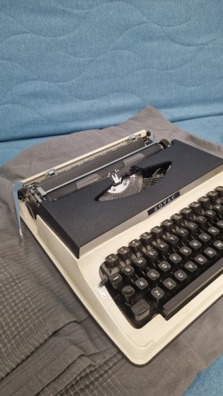 Máquina de escribir KOVÁC antigua