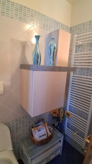Mobile bagno con lavandino e specchio