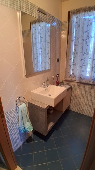 Mobile bagno con lavandino e specchio