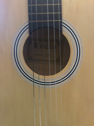 OFERTA Guitarra pequeña beige marca Rocío NUEVA