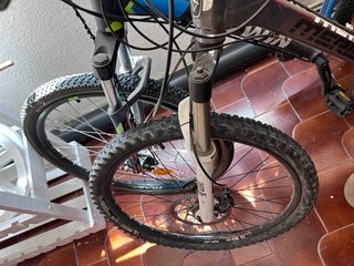 Dos bicicletas de montaña