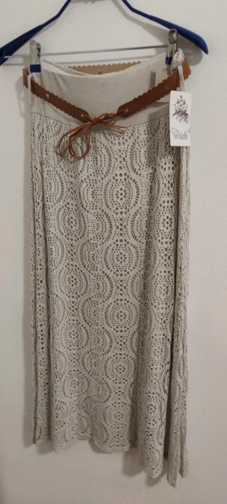 Falda larga beige de encaje con forro.