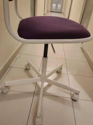 Silla juvenil morada y blanca