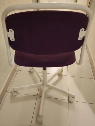Silla juvenil morada y blanca