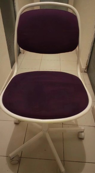 Silla juvenil morada y blanca