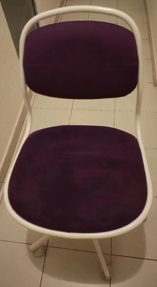 Silla juvenil morada y blanca
